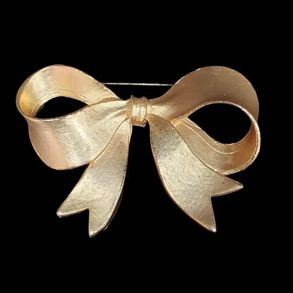 None Jewelry - Vintage Gold Tone Bow Brooch